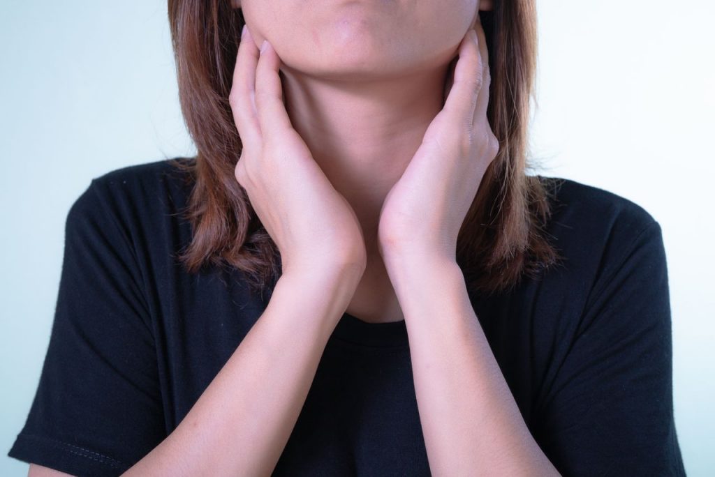 why does my throat hurt when I swallow