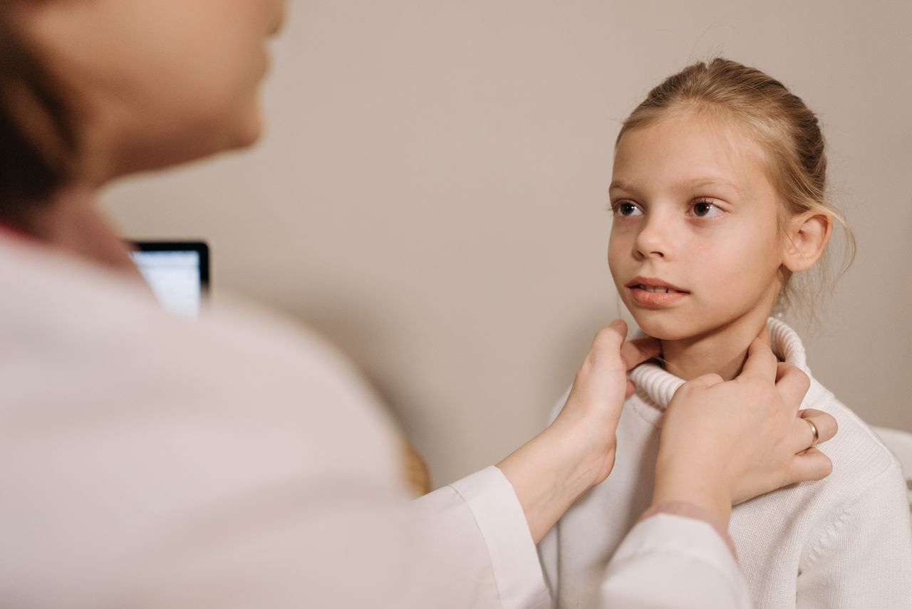 difference between tonsillitis and tonsil stones