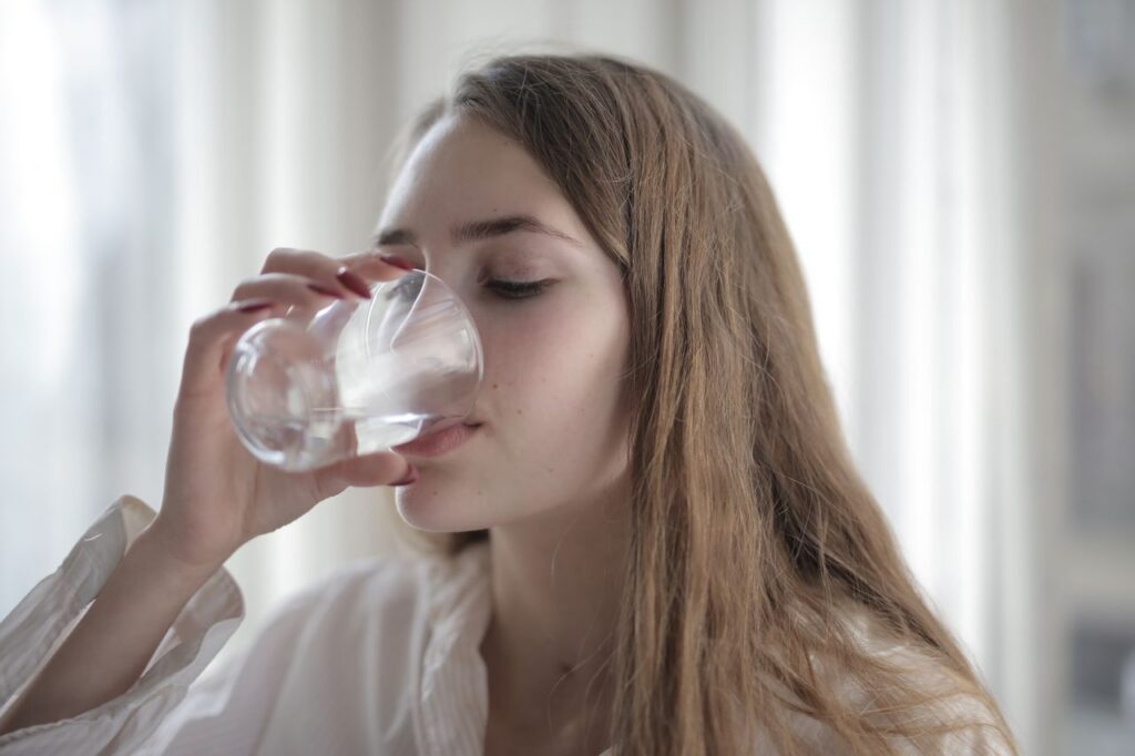 What Foods and Drinks Can Relax My Throat and Voice?